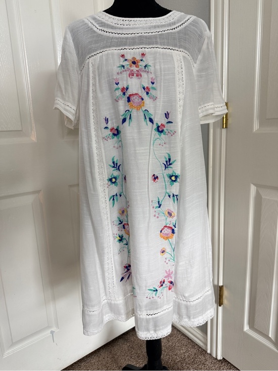 Umgee Dresses & Skirts - Umgee White Midi Dress with Multicolor Floral Embroidery